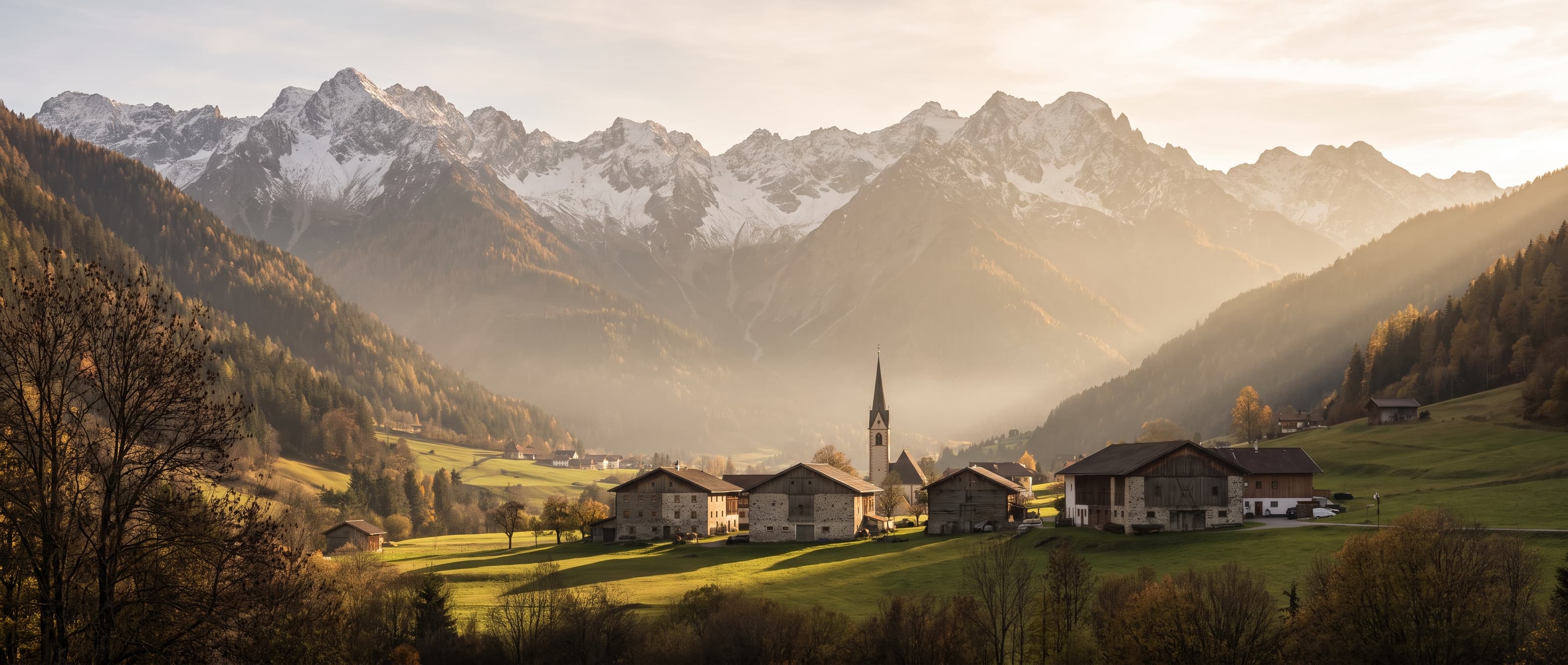 Blick über das Stanzertal bei Pettneu am Arlberg mit Dorf, Kirchturm und den Bergen dahinter